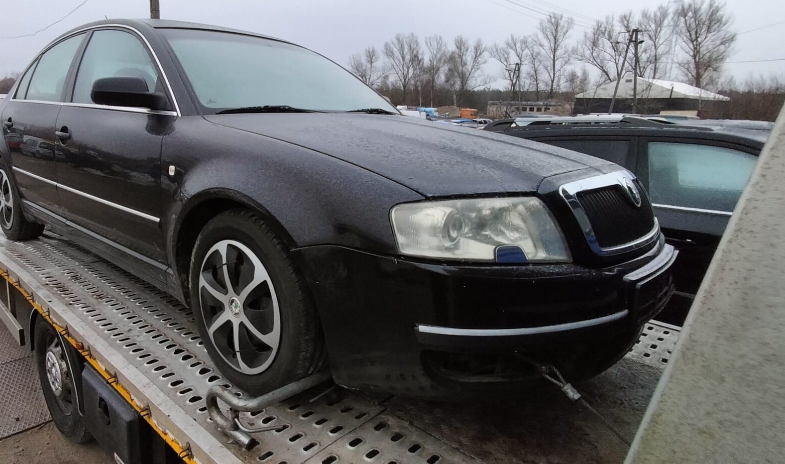 Uszkodzone auto na lawecie samochodowej