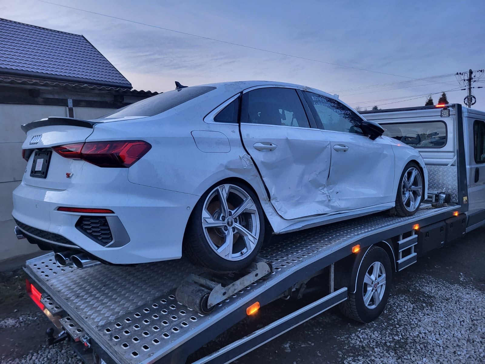 Pomoc Drogowa Z Radomia Z Autem Po Stłuczce Na Lawecie Min