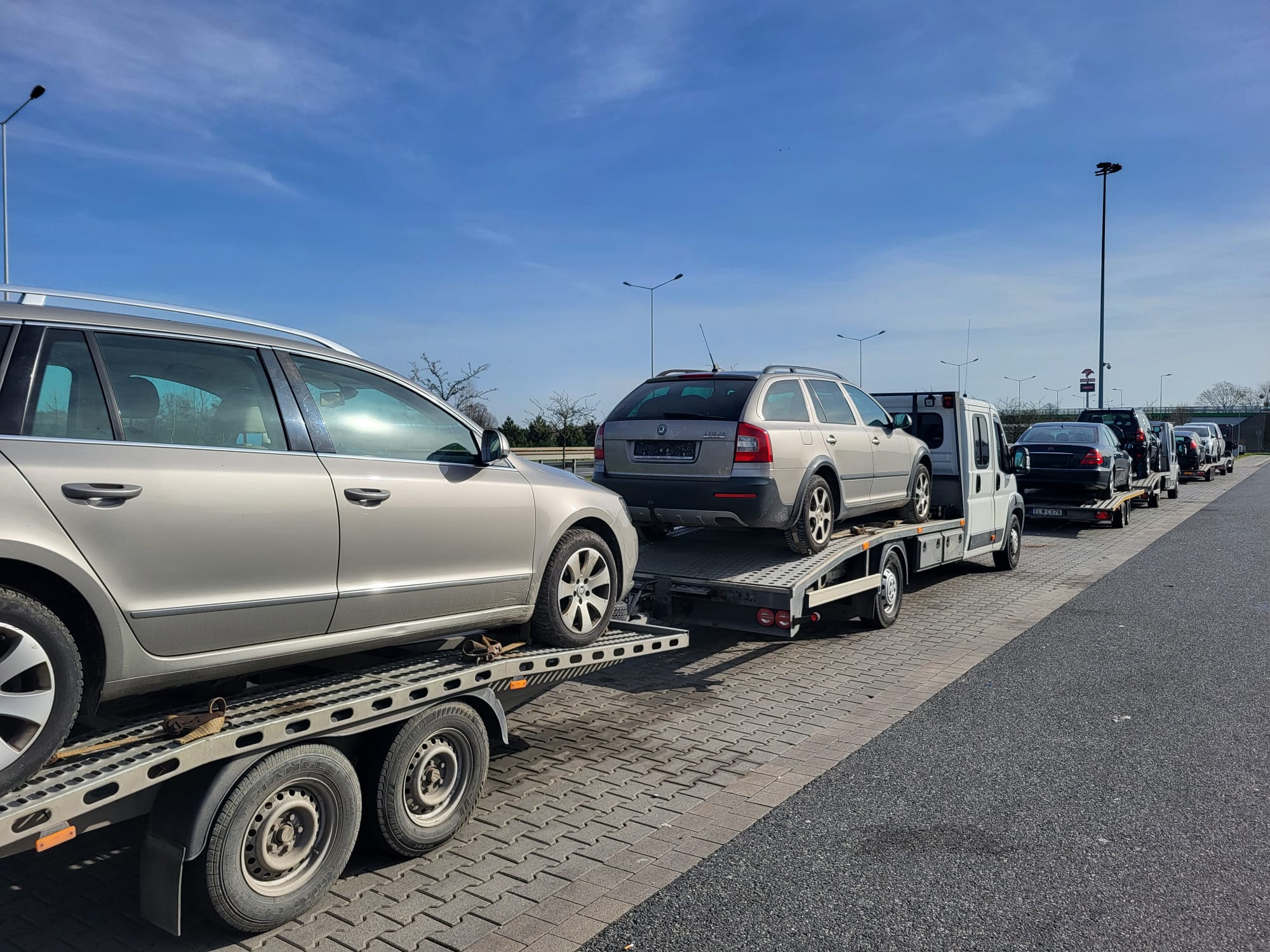 Transport auta na lawecie