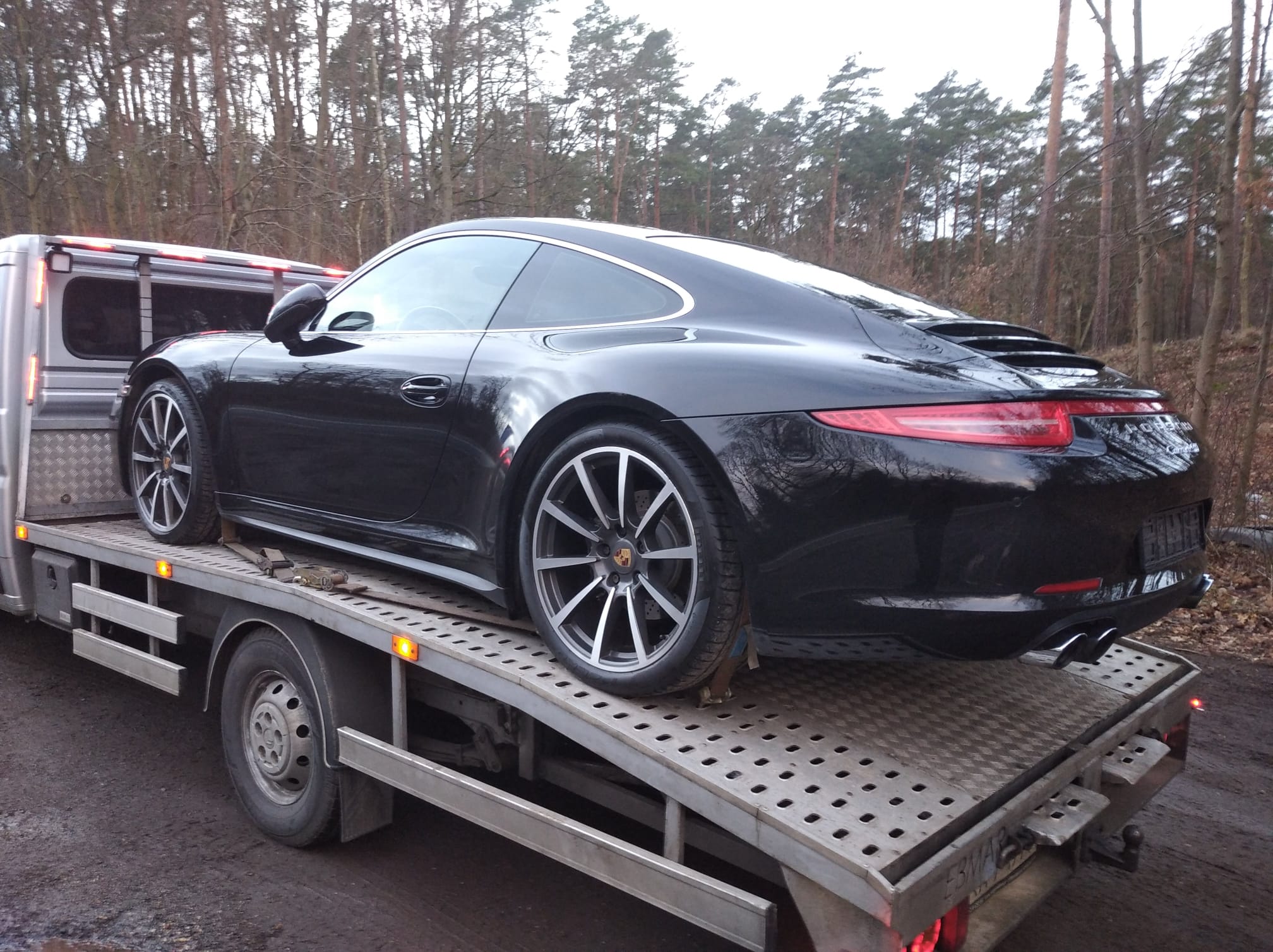 Transport porsche na lawecie